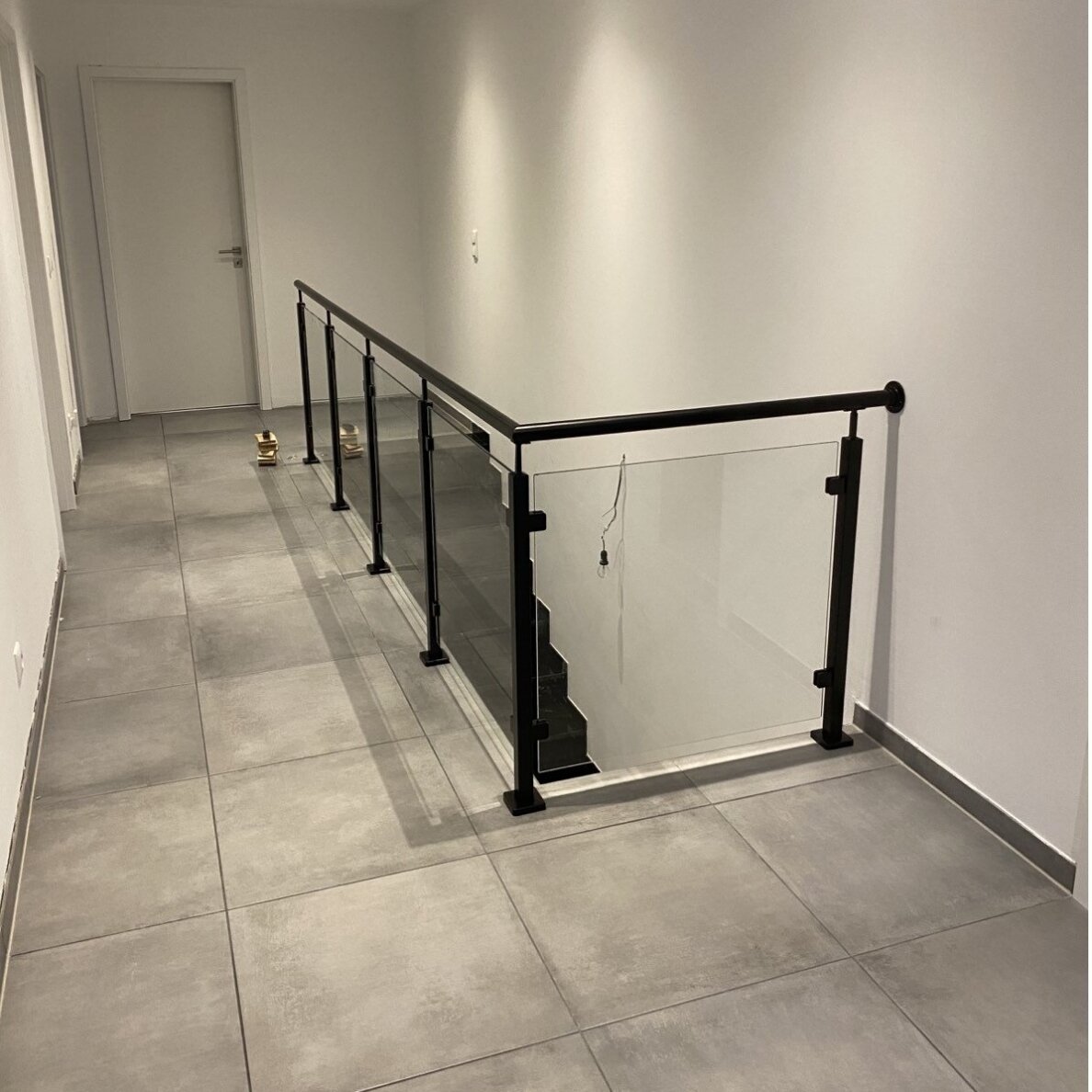 Galinis statramstis H-960mm (dešininis) RAL-9005 2 Galinis statramstis H-960mm (dešininis) RAL-9005 2