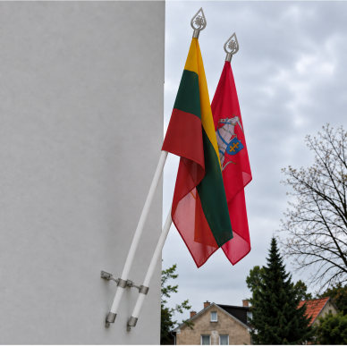 Baltas vėliavos kotas su antgaliu 1 Baltas vėliavos kotas su antgaliu 1